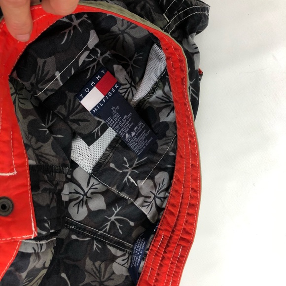Tommy Hilfiger camo Floral swim shorts. XL - Picture 3 of 6